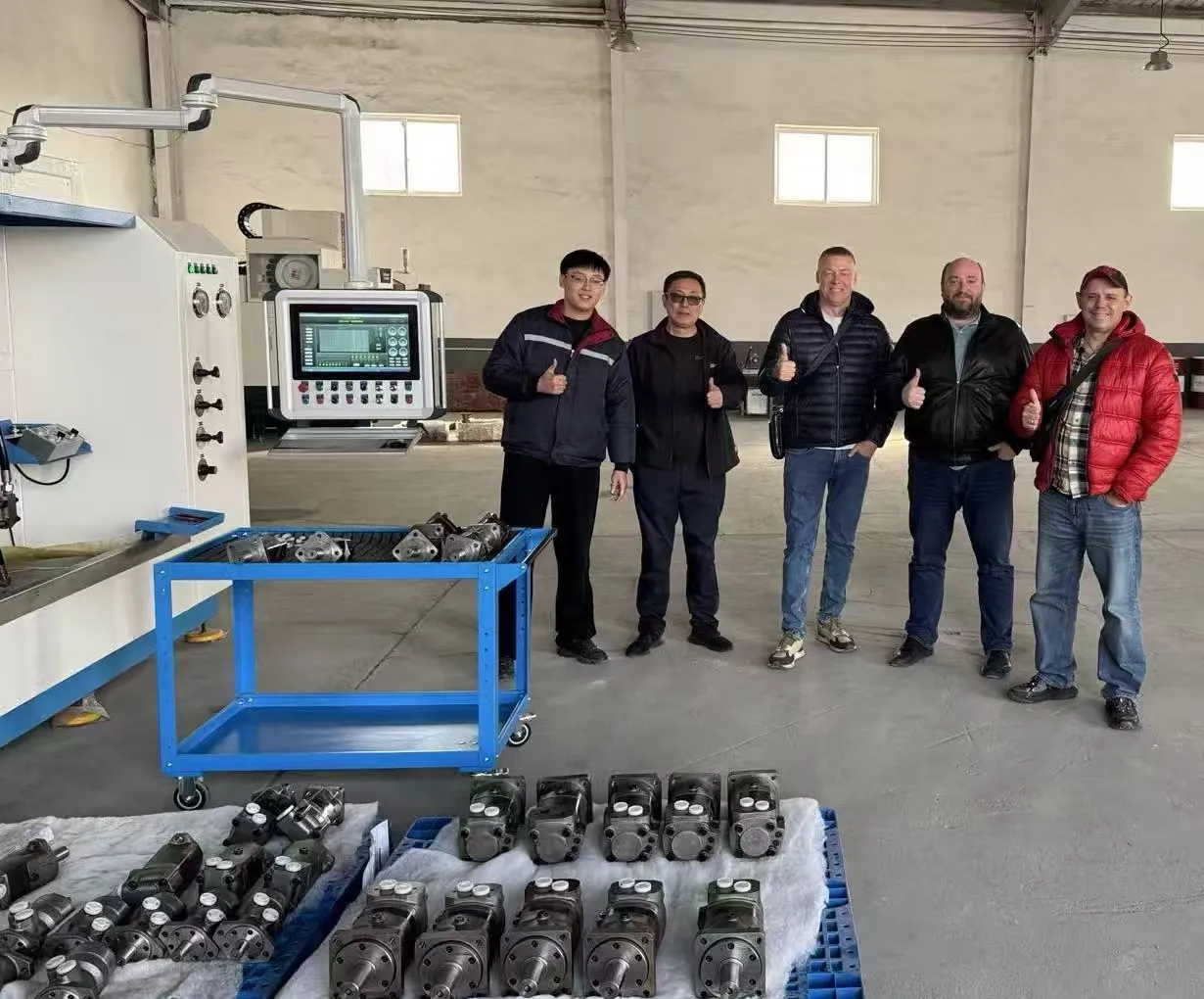 Rosyjscy klienci odwiedzili fabrykę silników hydraulicznych Yushan w Qingdao w celu kontroli i wymiany poglądów.
