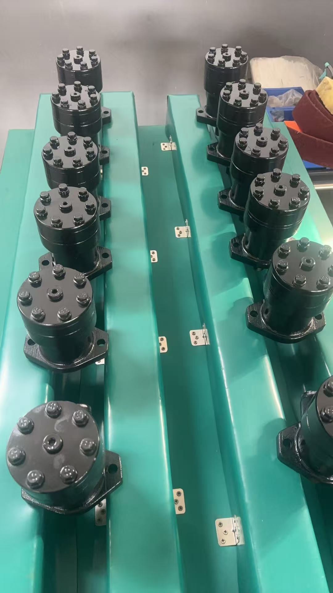 Jak zbudować solidną linię obrony dla silników hydraulicznych? Spójrz na naszą wyrafinowaną produkcję