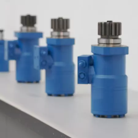 Oscylacyjny silnik hydrauliczny z zaworem suwakowym